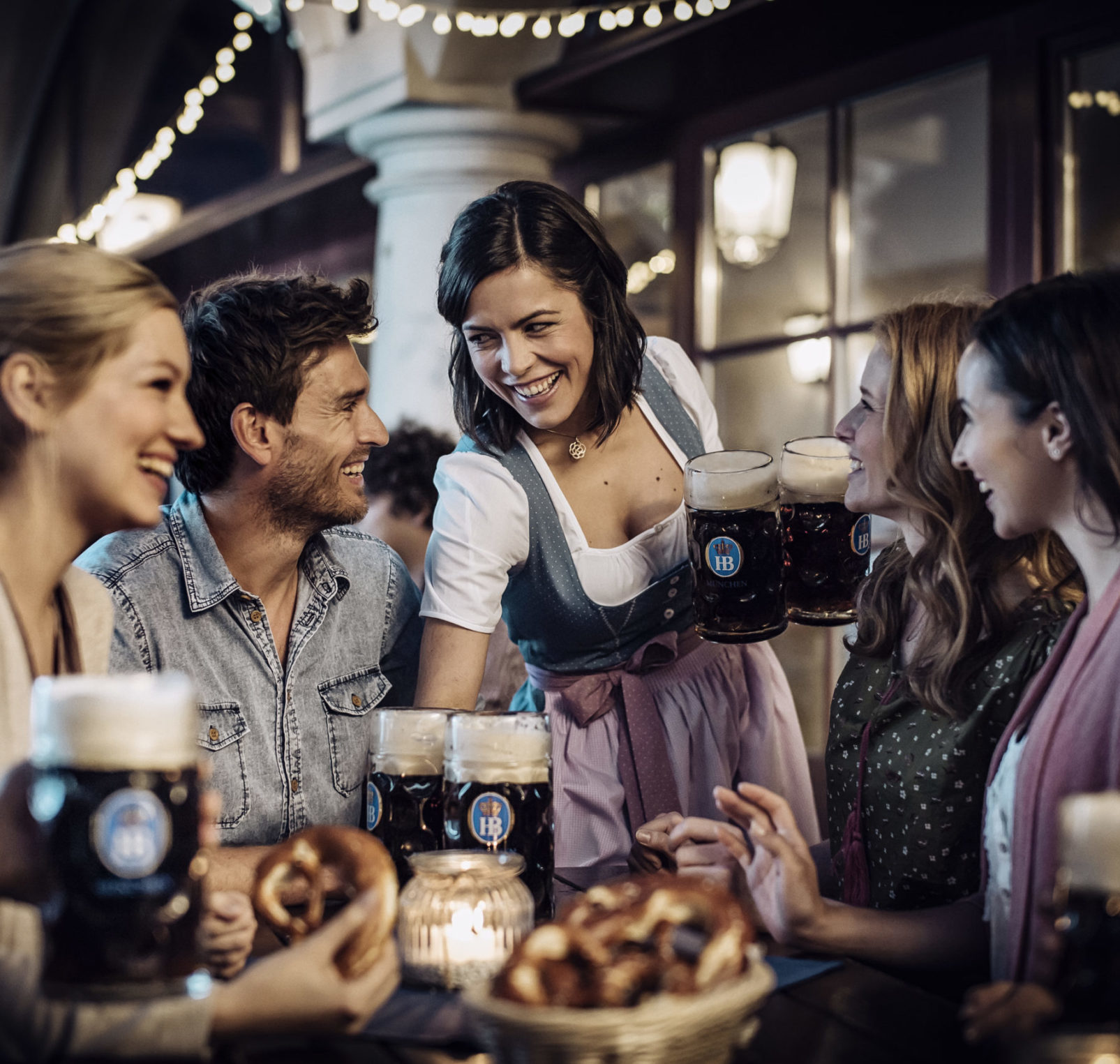 Dunkel People Hofbraeuhaus Biergarten 1